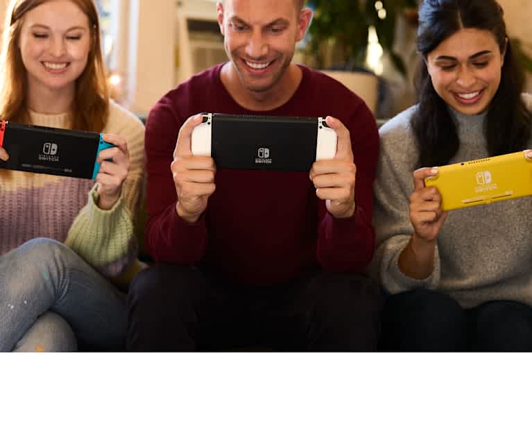 5.4_BackgroundImageHero_Mobile_Switch_OLED_Lifestyle3HWSmilingFaces_enNOE_1